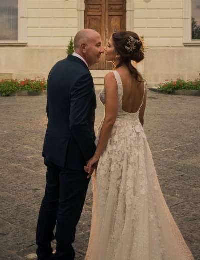 Gli sposi, mano per la mano, posano davanti la facciata del Palazzo Storico.