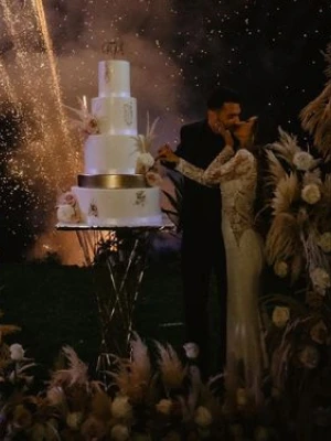 Gli sposi condividono un tenero bacio durante la cerimonia nuziale nei giardini di Palazzo Pecci.